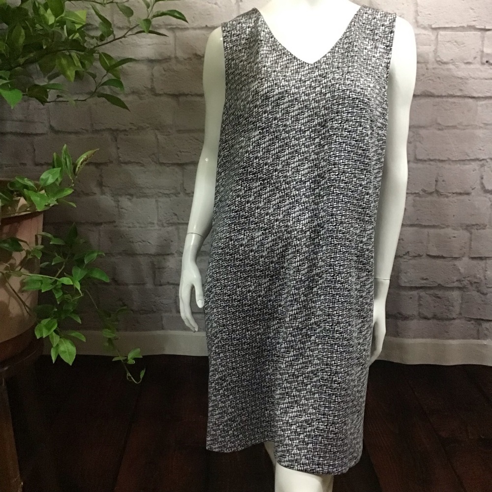 Black & white sleeveless XL dress